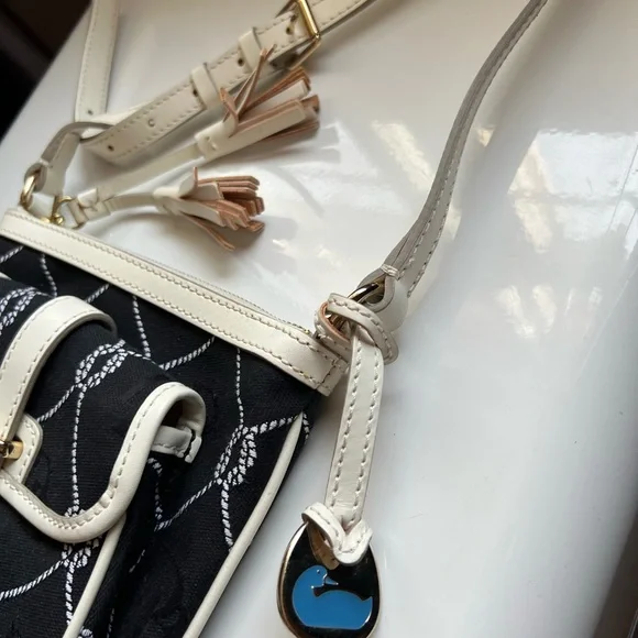 VINTAGE Dooney & Bourke Signature Letter Carrier crossbody bag - Picture 3 of 10